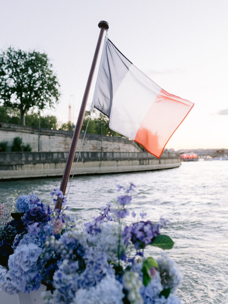 Destination wedding : Seine cruise in Paris