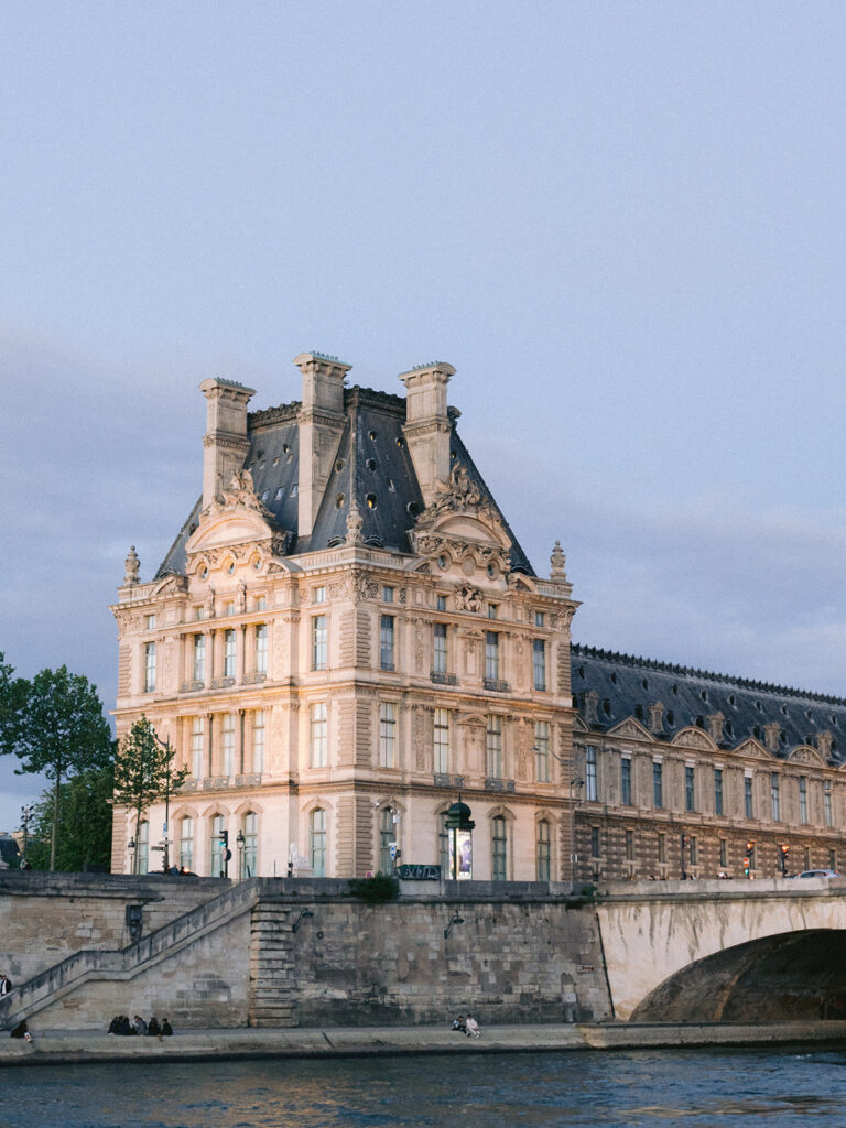 Destination wedding : Seine cruise in Paris