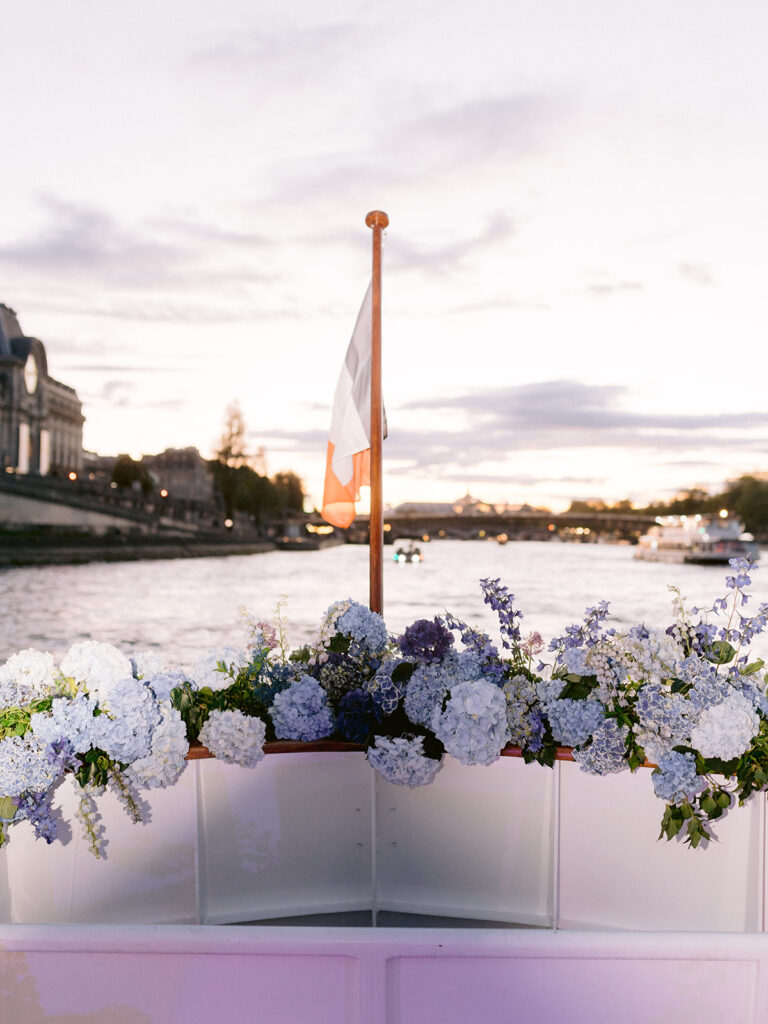 Destination wedding : Seine cruise in Paris