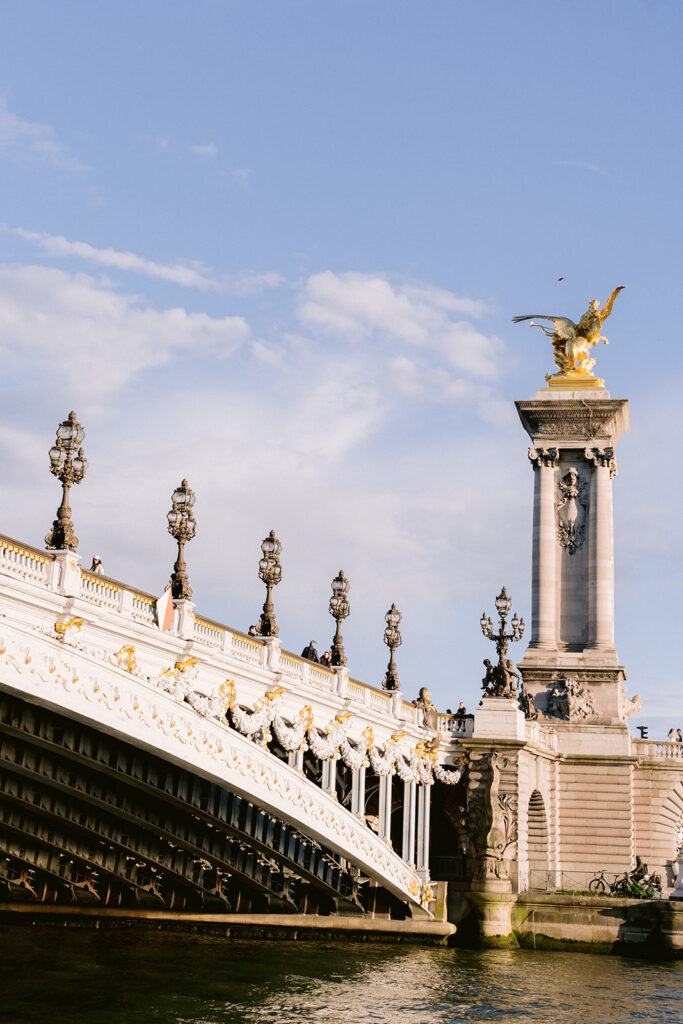 Destination wedding : Seine cruise in Paris